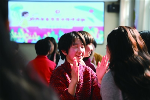 有“花香妈妈”照顾,孩子们很快乐